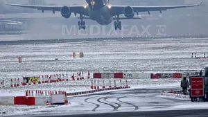 Zboruri anulate, trafic perturbat şi sute de şcoli închise din cauza ninsorilor în Marea Britanie