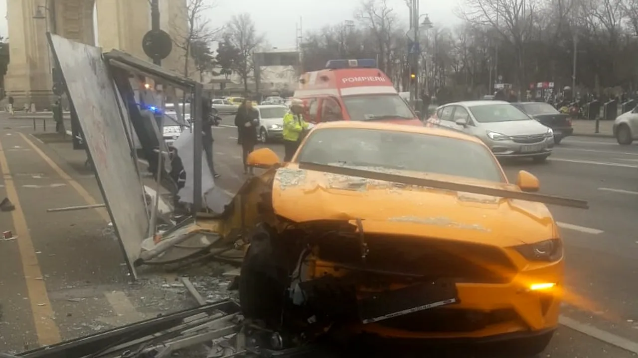 Accident grav. Două persoane au fost lovite în Bucureşti de o maşină care a intrat în staţia de autobuz - FOTO