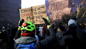 Cazul George Floyd, la tribunal. Poliţistul Derek Chauvin, acuzat de ucidere din culpă, riscă să stea zeci de ani după gratii