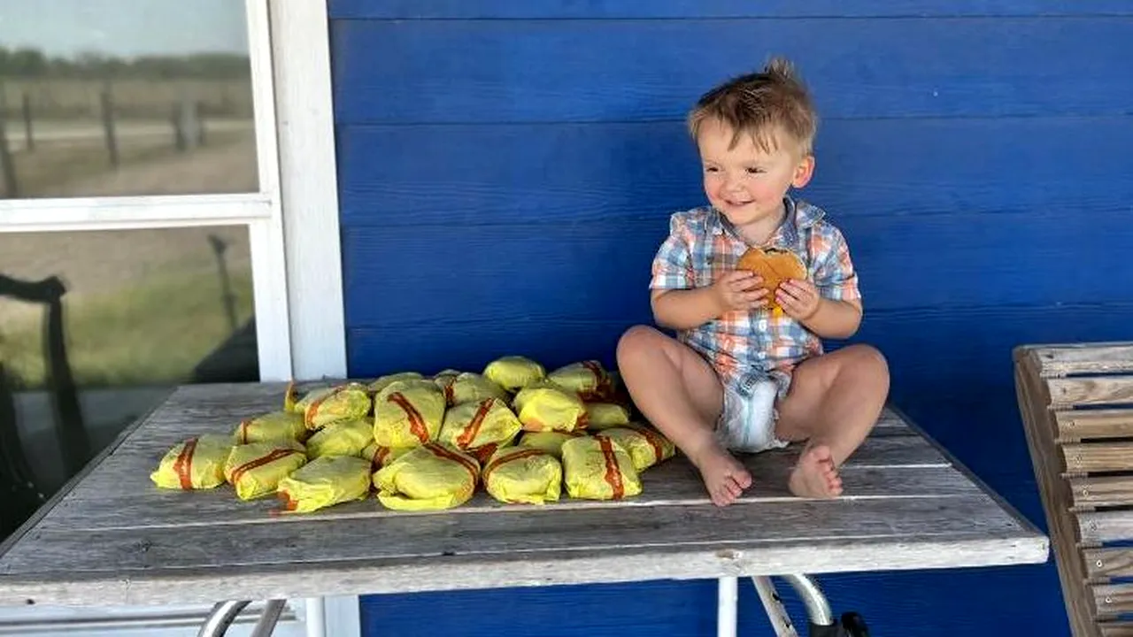 Un copil de 2 ani a comandat zeci de cheeseburgeri şi a lăsat şi un bacşiş generos