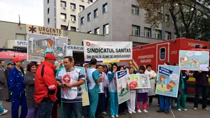 Zeci de mii de angajaţi din sistemul sanitar sunt în grevă de avertisment în toată ţara. În Bucureşti, sindicaliştii se află în faţa Spitalului Floreasca - FOTO/VIDEO