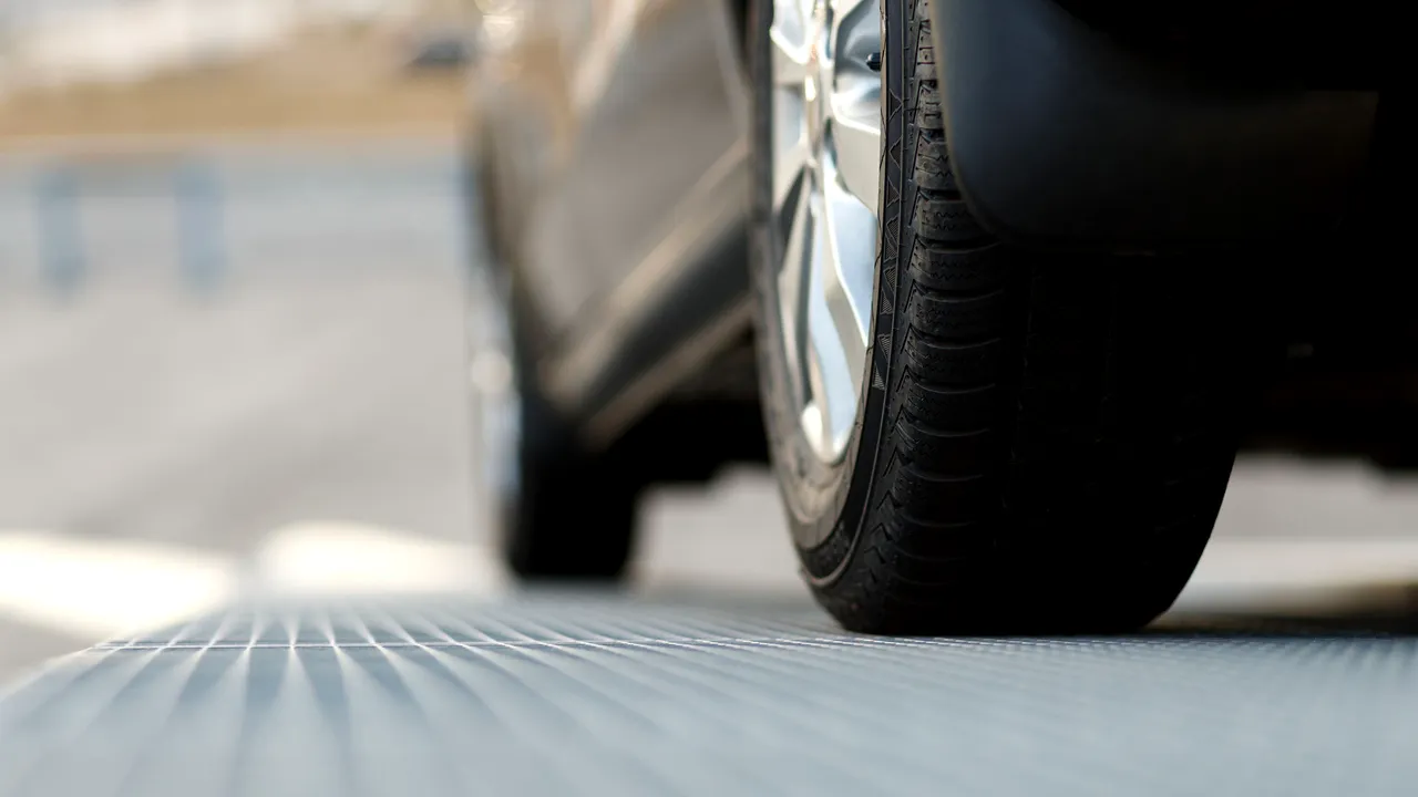 Accident cu cinci maşini, în judeţul Sibiu: o tânără a proiectat o maşină din sens opus într-un stâlp şi în alte trei autoturisme parcate