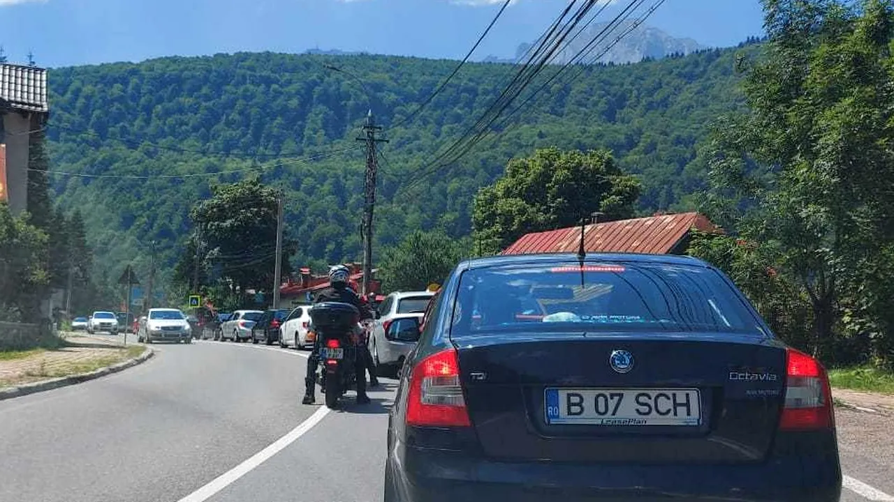 Trafic gâtuit pe Valea Prahovei, în zona staţiunilor. Se circulă în coloană în mai multe zone