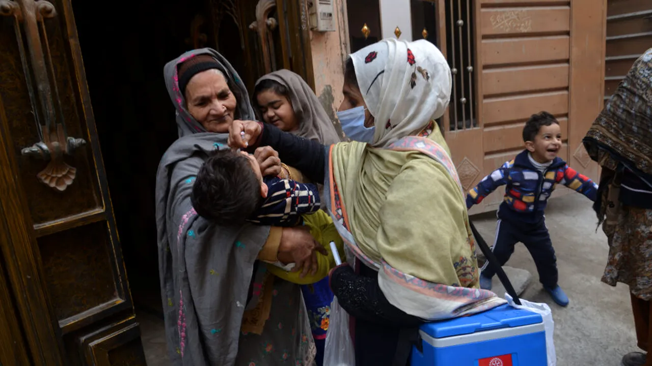 Campanie de vaccinare împotriva Poliomelitei în Pakistan. Militanții acuză că ar fi: „un complot occidental”