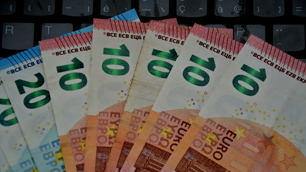 Curs valutar 23 aprilie. Aurul scade, dar au urcat dolarul, euro și lira sterlină