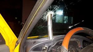 Momente de PANICĂ. Un obiect misterios căzut din cer a străpuns parbrizul unei maşini, la Craiova - FOTO, VIDEO