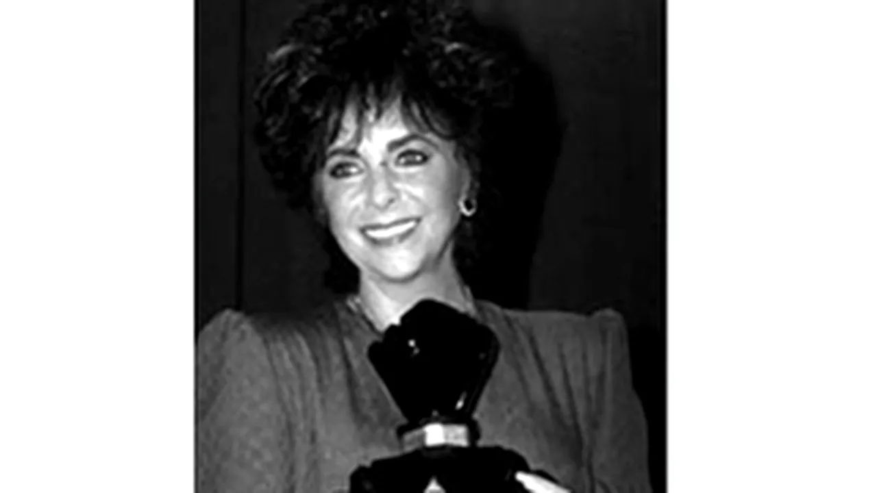 Elizabeth Taylor, spitalizată din cauza unei supradoze de medicamente