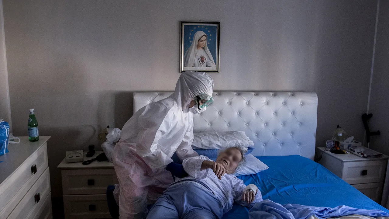 Asistenta şefă a unui azil de bătrâni din Craiova, confirmată cu COVID-19. A intrat în contact cu 50 de angajaţi ai centrului
