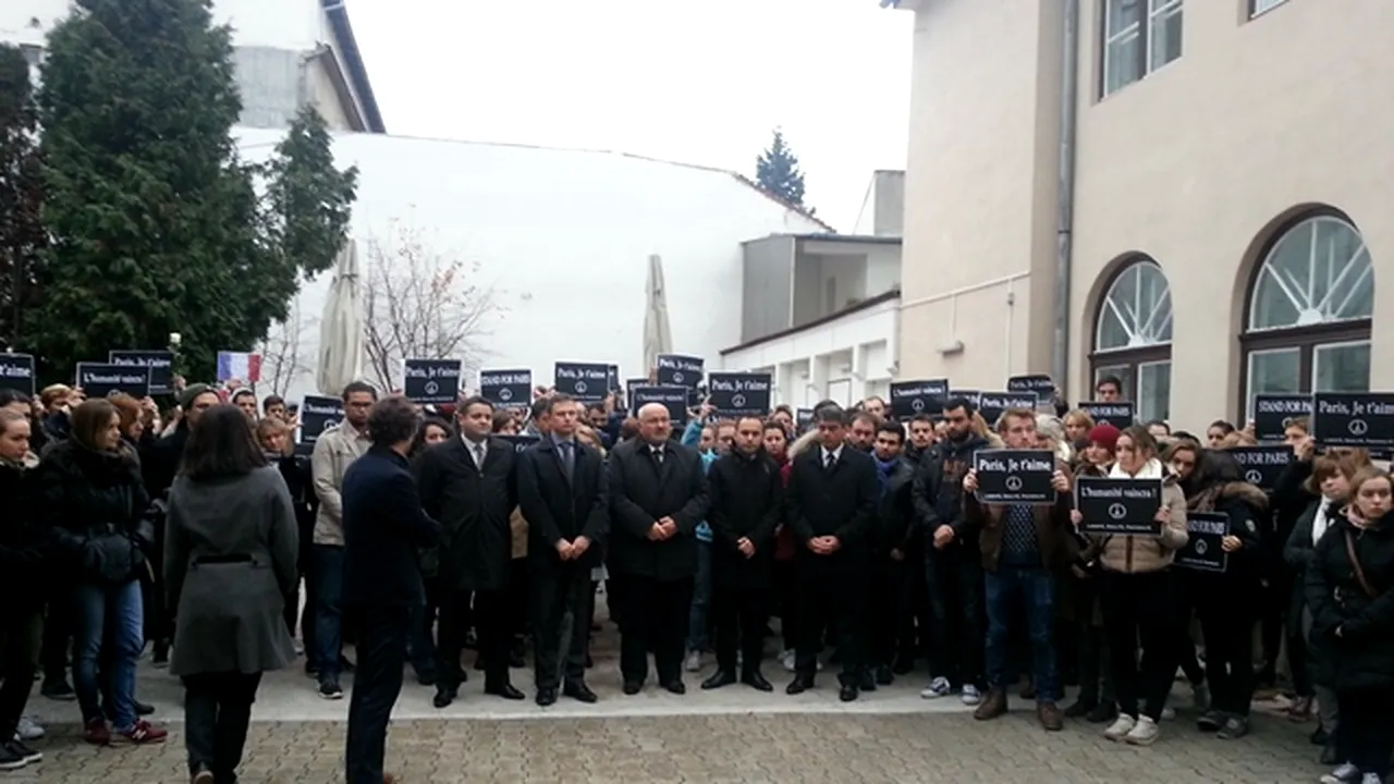 SOLIDARITATE cu poporul francez: Sute de români au comemorat victimele atentatelor din Paris, la Cluj şi Iaşi - FOTO