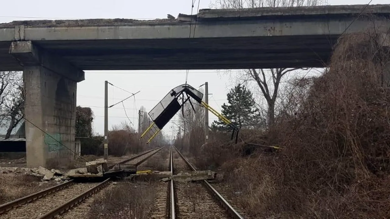 Incident grav. O bucată de beton dintr-un pod uzat - de pe centura Ploieştiului - a căzut pe calea ferată | FOTO
