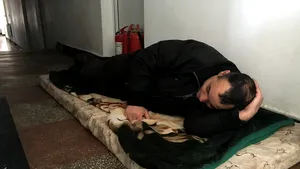 Centrul Social pentru persoane fără adăpost, supraaglomerat. Oamenii dorm pe jos - GALERIE FOTO