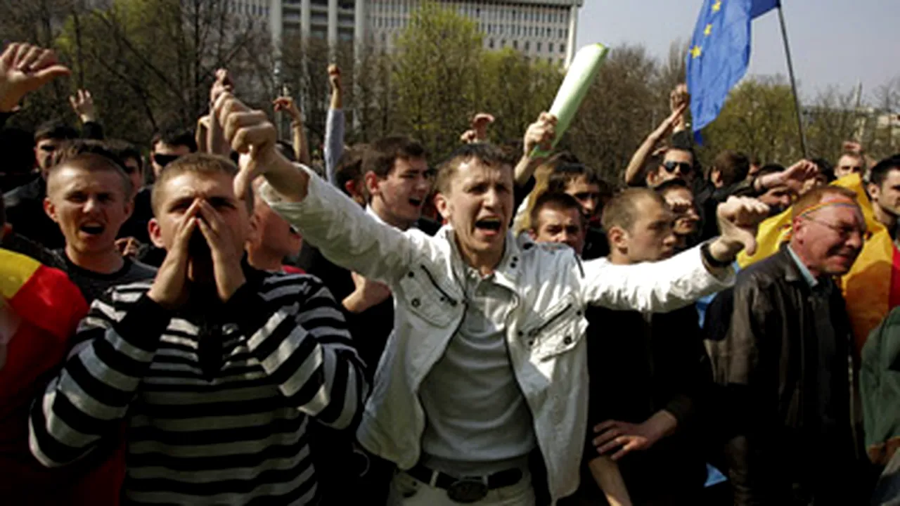 Manifestanţii de la Chişinău cer eliberarea celor arestaţi