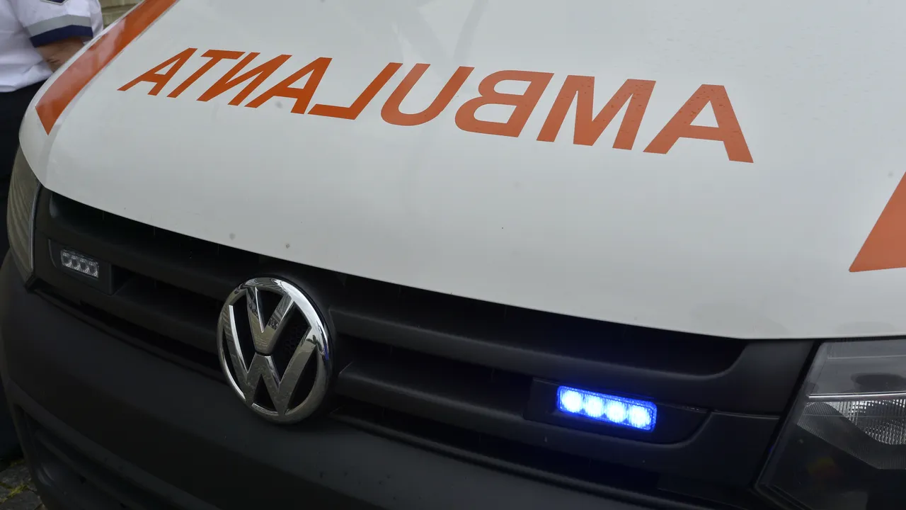 Doi tineri din Gorj au ajuns la spital, după ce au fost loviţi de un camion. Şoferul a fost prins la 15 km de locul accidentului