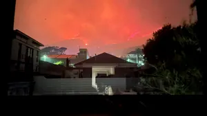 Incendiu masiv în Cape Town. Zeci de locaţii evacuate din calea flăcărilor