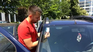 A început distribuirea QR codurilor pentru beneficiarii locurilor de parcare din Sectorul 6