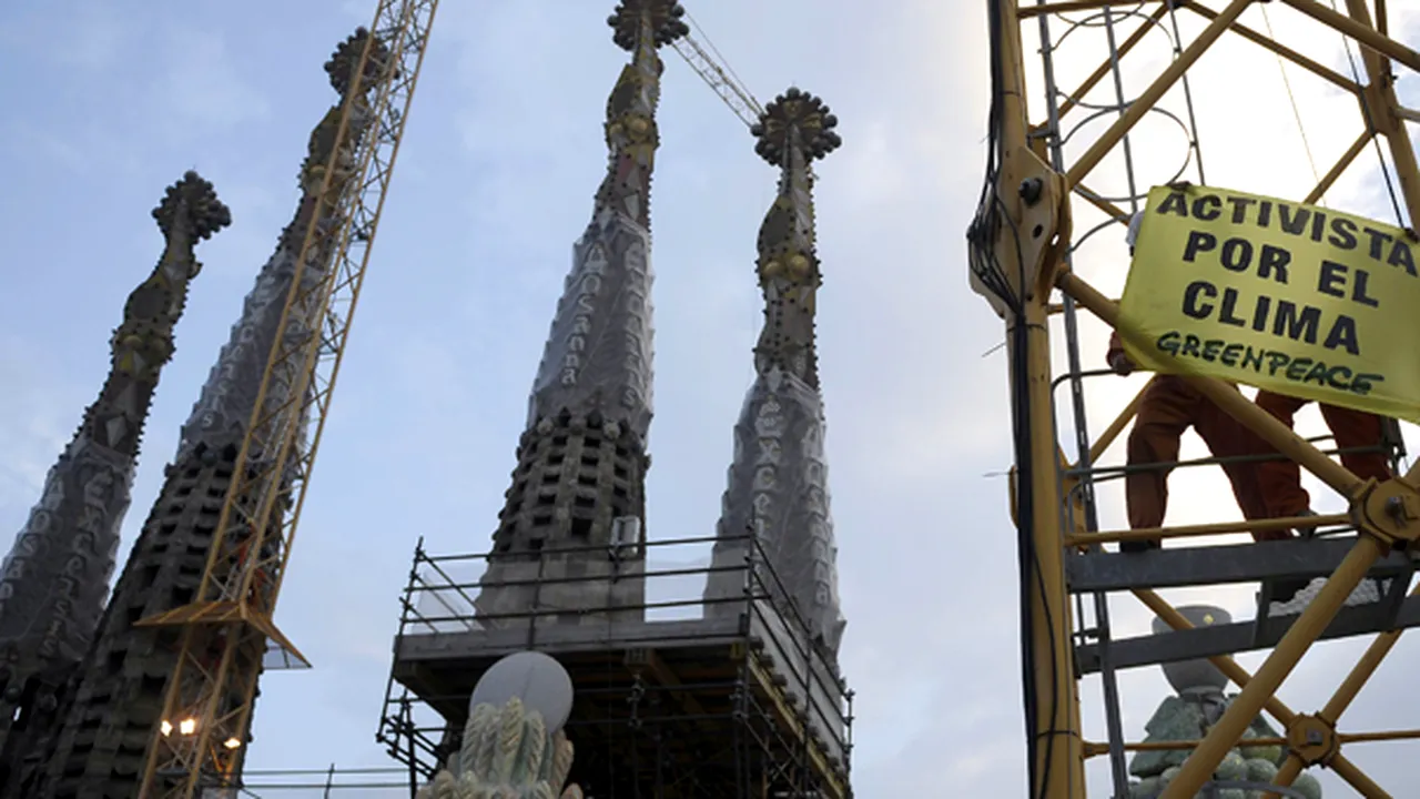 Greenpeace a luat cu asalt catedrala Sagrada Familia din Barcelona - FOTO