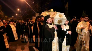 Mii de credincioşi au participat la o procesiune pe străzile Iaşiului - VIDEO, FOTO