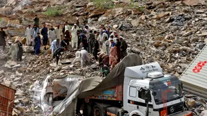 Alunecare de teren în Pakistan. Cel puţin doi oameni au murit, 20 de camioane au fost îngropate