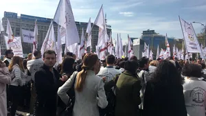 PROTEST în Piaţa Victoriei: Grefierii cer condiţii mai bune de muncă. „Noi motivăm după modelul judecătorului, trebuie şi salarizarea pe măsură” | FOTO, VIDEO