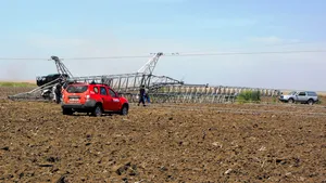 Ialomiţa: Un muncitor mort şi altul rănit după ce un stâlp de tensiune pe care lucrau s-a prăbuşit - FOTO