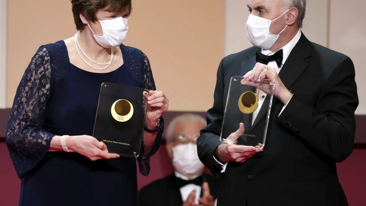  Katalin Kariko şi Drew Weissman, pionierii vaccinurilor ARNm împotriva COVID-19, au câştigat premiul Nobel pentru Medicină 2023