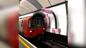 Trenurile cu gene gigantice i-au înşelat pe londonezi