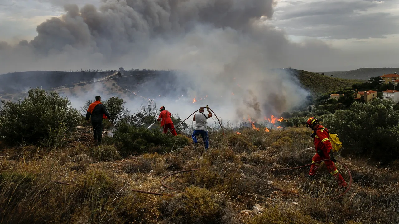 Sute de oameni cu zeci de maşini, elicoptere şi avioane luptă cu trei incendii uriaşe în Turcia