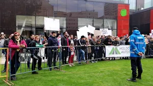 VIDEO Dăncilă: Vom da OUG să dăm gratuit lecitină Opoziţiei. PSD nu a luat decizii împotriva românilor/ Liviu Dragnea şi Viorica Dăncilă, aşteptaţi de sute de protestatari la Iaşi | VIDEO