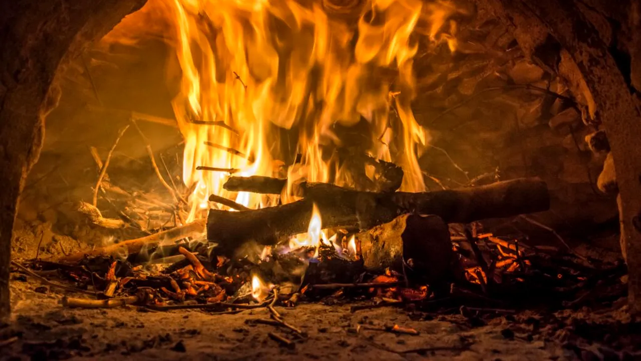 Trei prieteni au transformat o fermă din Sardinia într-un restaurant spectaculos. Se mănâncă la foc, lângă un lac