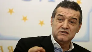 Gigi Becali a măturat treptele de la intrarea la tribuna oficială şi a fost ironizat de suporteri
