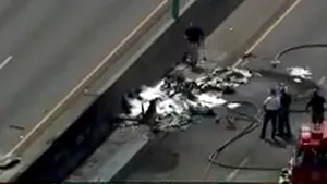 Patru morţi după prăbuşirea unui avion uşor pe o autostradă, în Statele Unite - VIDEO