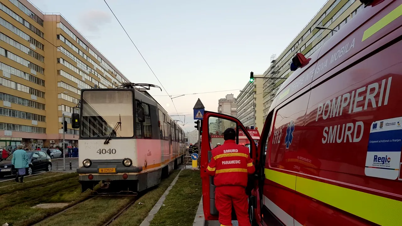 Accident rutier în zona Zetari din Capitală | Două persoane au fost rănite, iar circulaţia tramvaielor este blocată