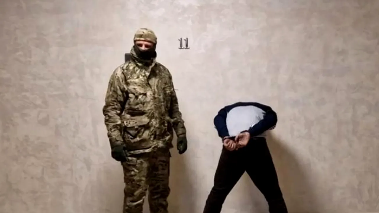 Mass-media: fotografie cu tortura unui suspect al atacurilor teroriste de la Moscova / Supus la electroşocuri, cu un cablu conectat la organele genitale

