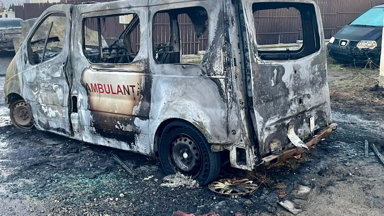 Incendiu pe o stradă din Botoşani: O ambulanţă privată a ars