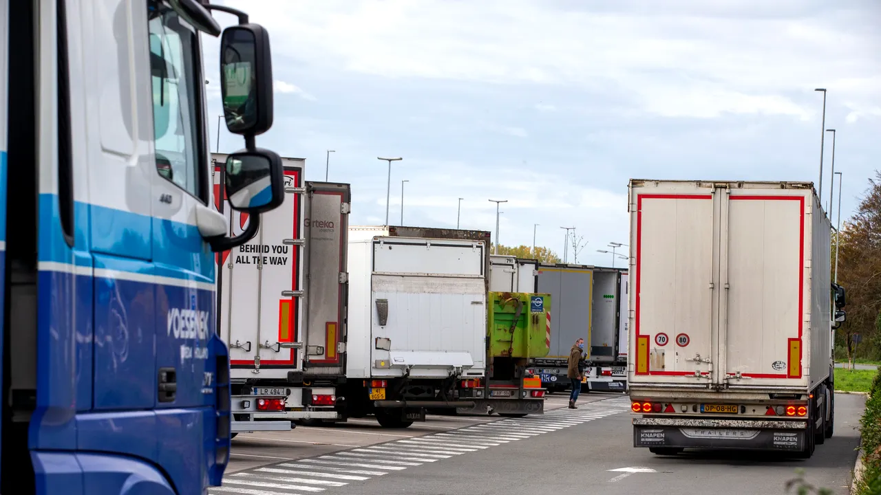 Şoferii români solicită anularea regulamentului UE care îi obligă să revină acasă pentru repaus