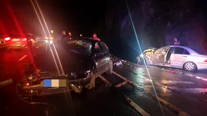 Accident pe Valea Oltului: O persoană a murit şi cinci au fost rănite în urma unui impact frontal între două maşini | FOTO, VIDEO