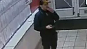 Imagini VIDEO | JAFUL ARMAT din Craiova, surprins de camera de supraveghere. Cu ce pistol a ameninţat autorul atacului