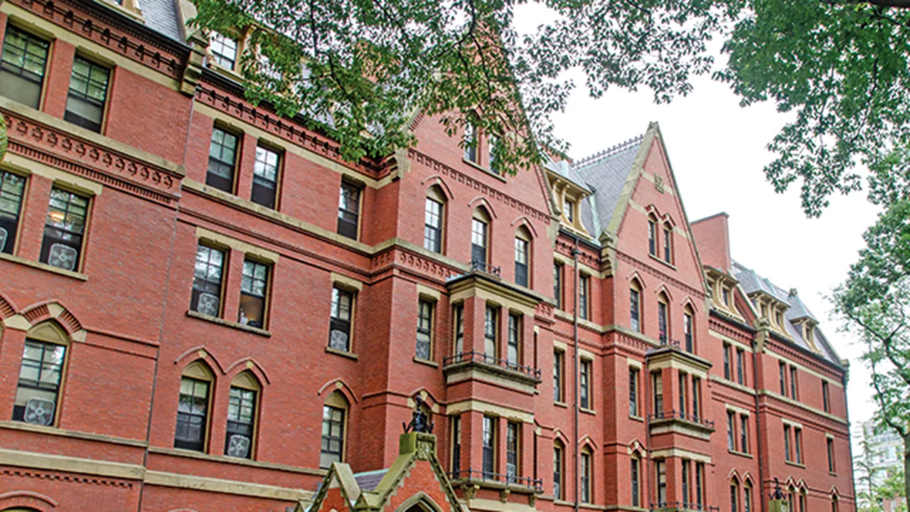 Instanța suspendă interdicția lui Trump privind studenții străini de la Harvard