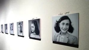Un poem scris de mână de Anne Frank va fi scos la licitaţie: Este o 