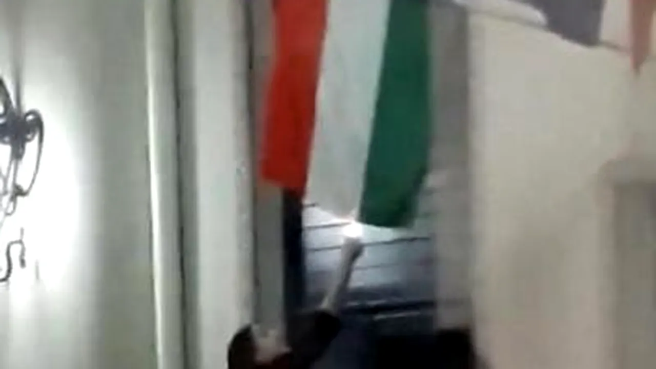 Tânără filmată în timp ce încercă să dea foc steagului Ungariei arborat lângă un sediul UDMR 