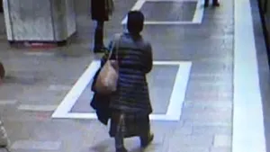 Femeia acuzată de CRIMA de la metrou, după ce a împins o tânără pe şine, poate răspunde penal