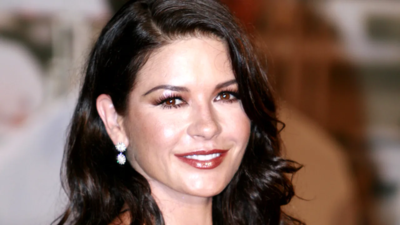 Catherine Zeta-Jones, vedeta care se îmbracă cel mai prost, într-un top PETA