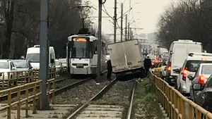 Circulaţia tramvaiului 41 este blocată pe sensul către Ghencea din cauza unei dube aflate pe şine