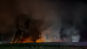Flăcări înalte de câţiva metri după 4 ore de la izbucnirea incendiului de la Dragonul Roşu