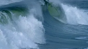 Alertă de călătorie: Într-un stat european este cod roşu de valuri puternice