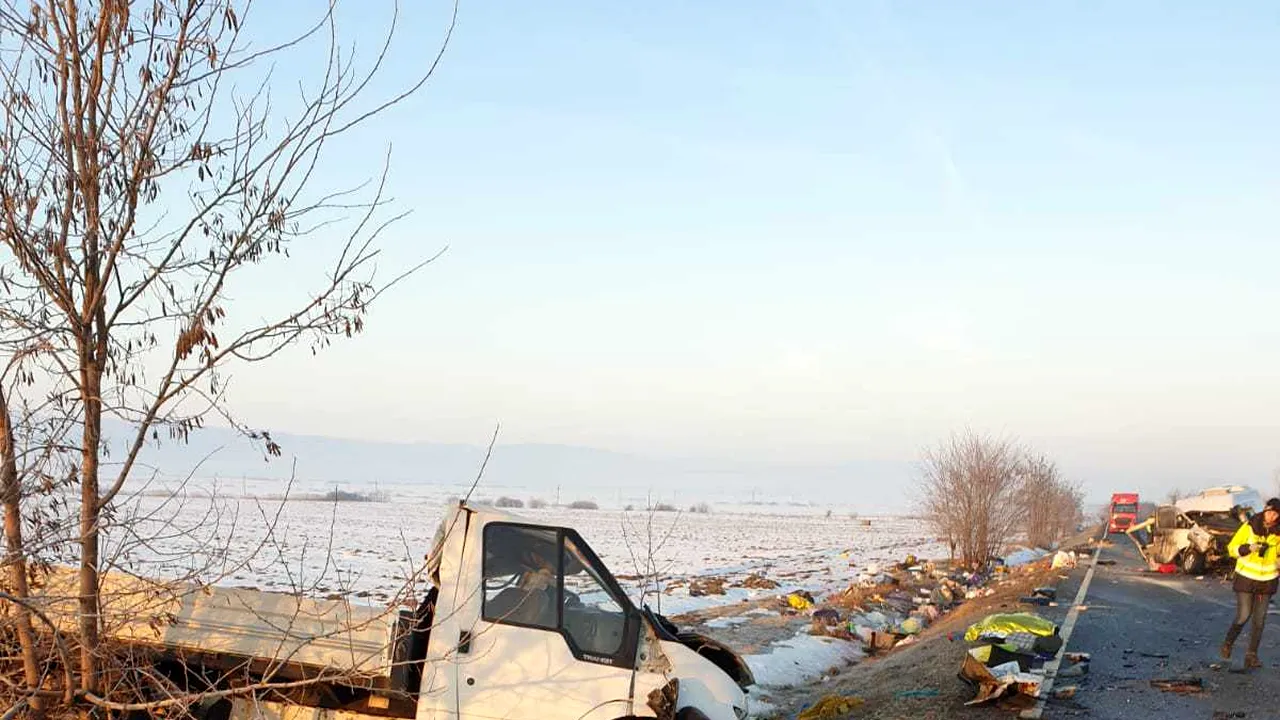 Accidentul grav din Suceava, în care au murit doi oameni, provocat de o defecţiune gravă a microbuzului