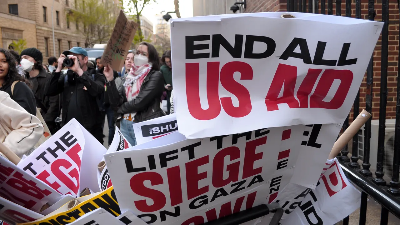 Intervenţie în forţă. Poliţia din New York a demontat taberele pro Palestina şi Hamas