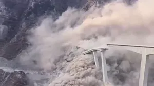 Un pod uriaș, recent inaugurat, s-a prăbușit în China. Momentul, surprins VIDEO