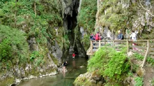 Operaţiunea de salvare a persoanelor blocate în peştera Huda lui Papară din Alba s-a încheiat. Toate cele 11 persoane au fost scoase, după circa 7 ore