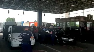 VIDEO Revoltă la Vama Nădlac. Sute de oameni au protestat, după ore întregi de aşteptare la graniţă / Cozi de 8 kilometri